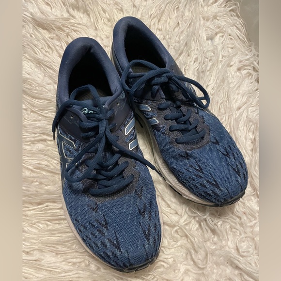 ASICS running shoe in size 9.5 - Picture 4 of 8